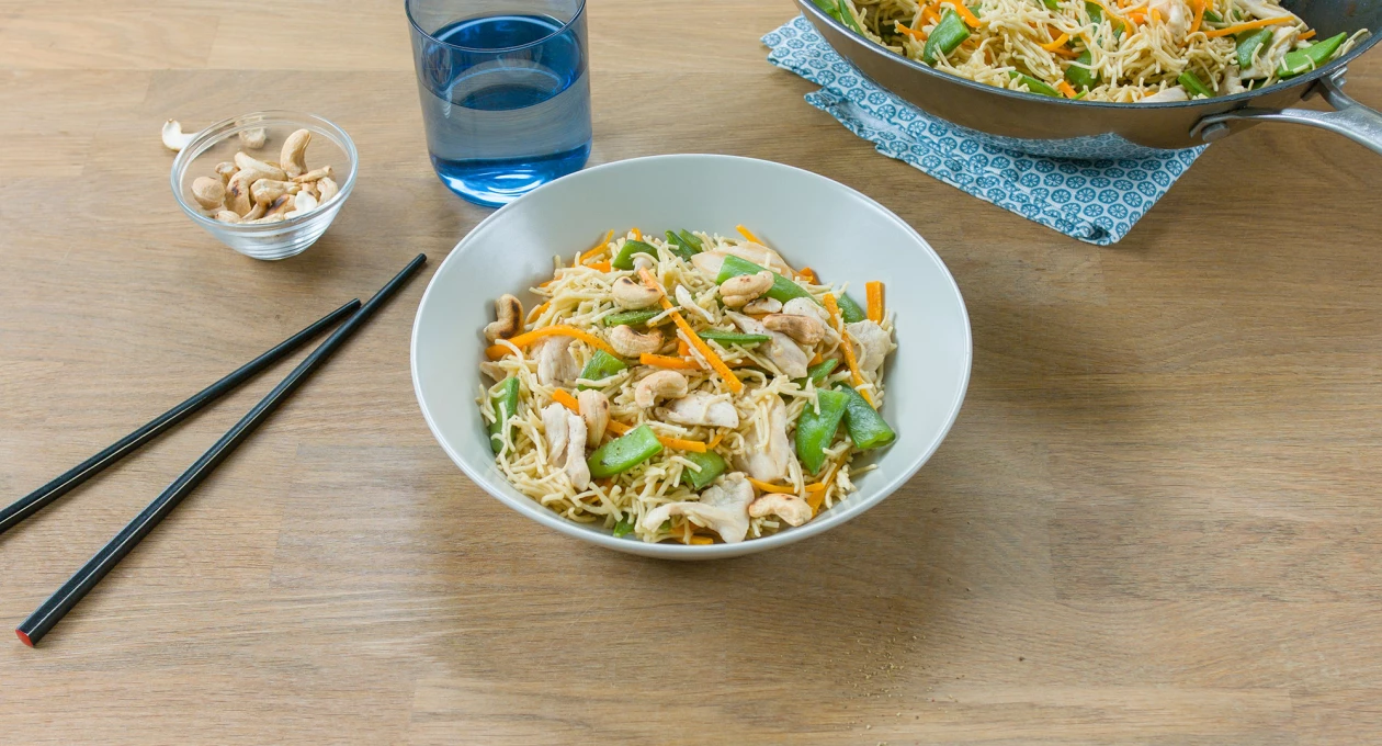 One-pan-Wokmie-met-kip-en-cashewnoten